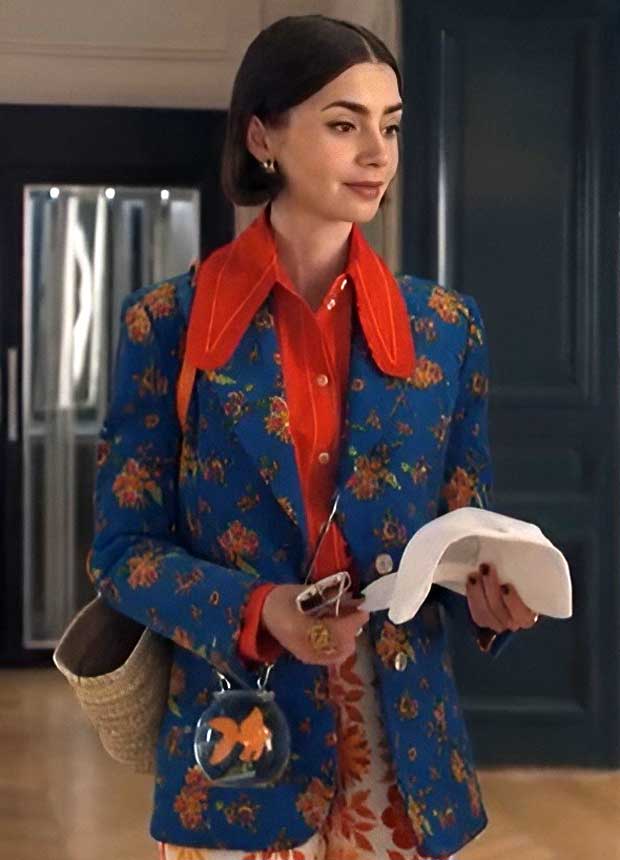 शारवरी के ऑल-व्हाइट बैले लुक को एमिली इन पेरिस-बैग के साथ एक पॉप-कल्चर ट्विस्ट मिलता है