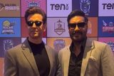 Hrithik Roshan & Ajay Devgn pose together on the red carpet