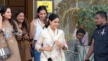 Love the simplcity! Genelia Deshmukh gets clicked by paps