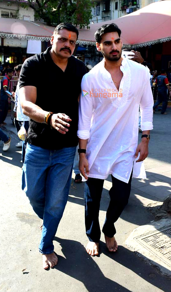 photos ahan shetty bhushan kumar and others seeks blessings at siddhivinayak temple before the release of border 2 6