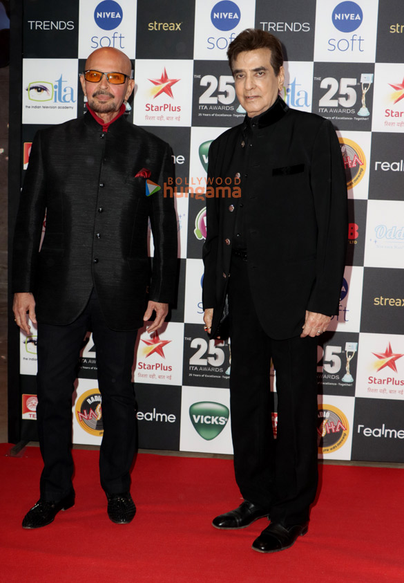 photos alia bhatt daisy shah manoj bajpayee and others grace the red carpet of the 25th ita awards 14