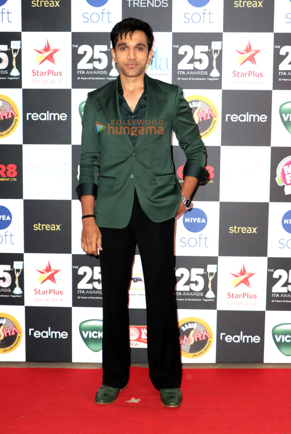 photos alia bhatt daisy shah manoj bajpayee and others grace the red carpet of the 25th ita awards 5 2