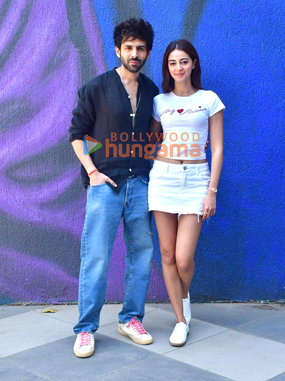 photos kartik aaryan and ananya panday snapped in juhu 6