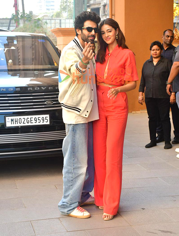 photos kartik aaryan and ananya panday snapped promoting tu meri main tera main tera tu meri in andheri 8