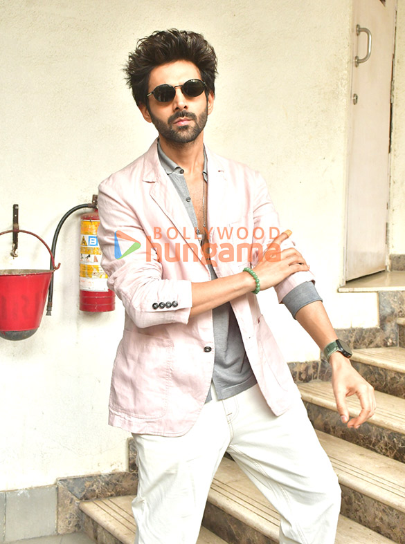 Photos: Kartik Aaryan snapped promoting Tu Meri Main Tera Main Tera Tu Meri Photos: Kartik Aaryan snapped promoting Tu Meri Main Tera Main Tera Tu Meri