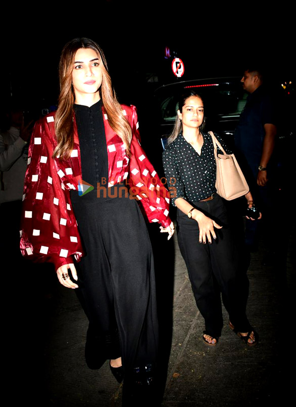 photos kriti sanon snapped in bandra 3 8