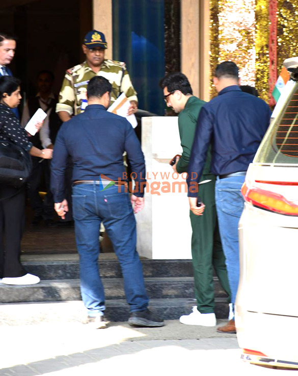 photos ranbir kapoor raha kapoor and alia bhatt snapped at kalina airport 2