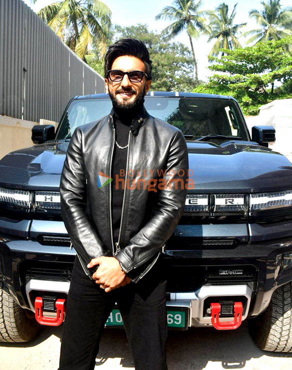 Photos: Ranveer Singh snapped outside Juhu PVR Photos: Ranveer Singh snapped outside Juhu PVR