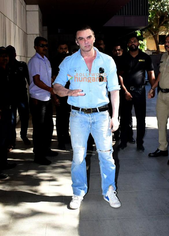 photos salim khan sushila charak and others snapped at sohail khans birthday party in bandra 3