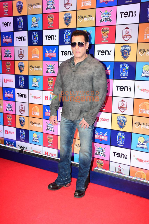 photos salman khan hrithik roshan ajay devgn akshay kumar saif ali khan and others grace the season 3 player auction of indian