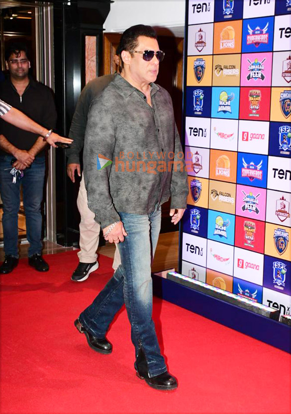 photos salman khan hrithik roshan ajay devgn akshay kumar saif ali khan and others grace the season 3 player auction of indian 4