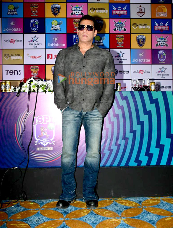 photos salman khan hrithik roshan ajay devgn akshay kumar saif ali khan and others grace the season 3 player auction of indian st 2