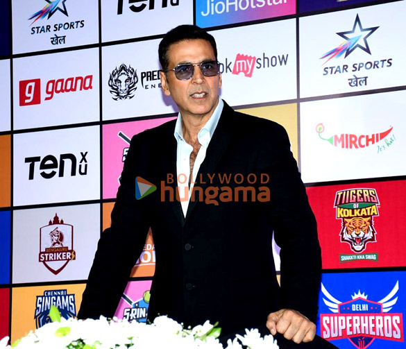 photos salman khan hrithik roshan ajay devgn akshay kumar saif ali khan and others grace the season 3 player auction of indian st 7