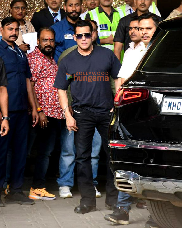 photos salman khan riteish deshmukh genelia deshmukh and alizeh agnihotri snapped at kalina airport 2