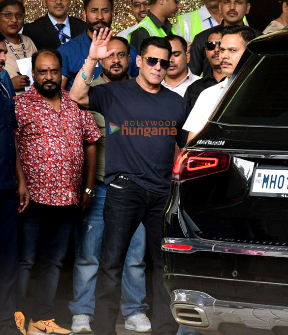 photos salman khan riteish deshmukh genelia deshmukh and alizeh agnihotri snapped at kalina airport 3