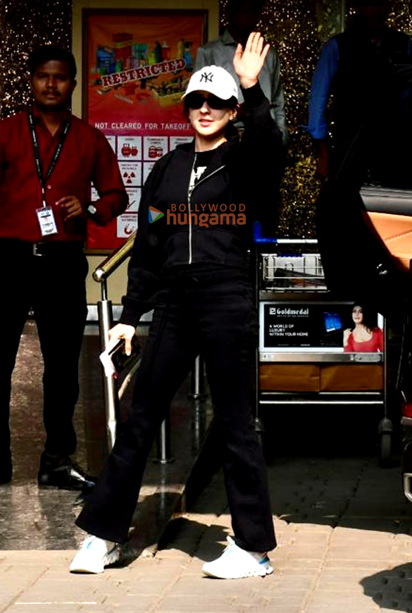 photos sara ali khan snapped at kalina airport 3
