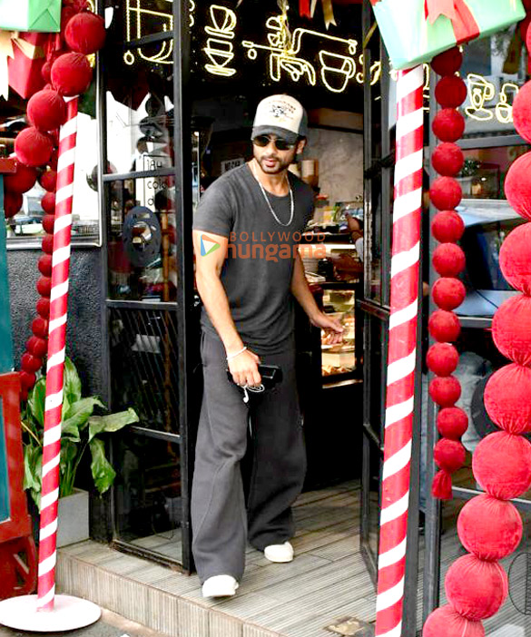 Photos: Shahid Kapoor snapped outside a cafe in Bandra Photos: Shahid Kapoor snapped outside a cafe in Bandra