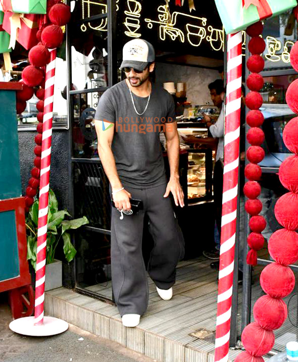photos shahid kapoor snapped outside a cafe in bandra 3 3