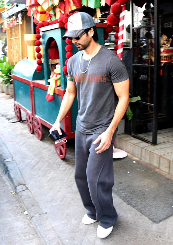 photos shahid kapoor snapped outside a cafe in bandra 5 2