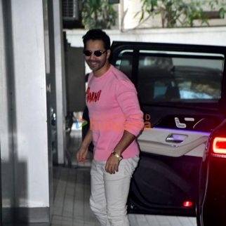 Photos: Varun Dhawan snapped in Andheri