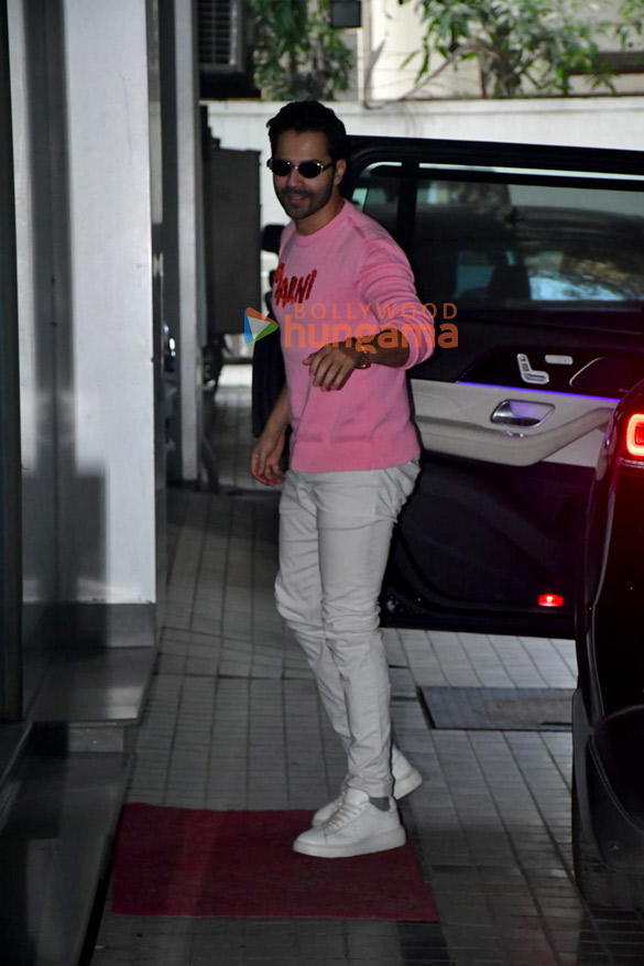 photos varun dhawan snapped in andheri 4 7