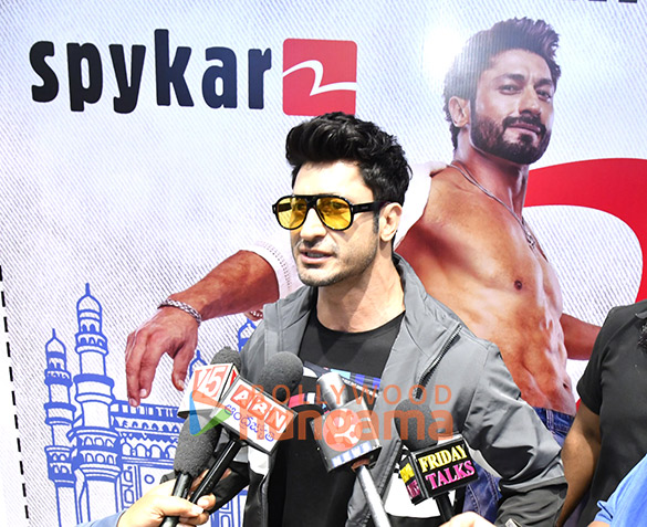 photos vidyut jammwal snapped promoting spykars daur apna hai campaign at sarath city mall hyderabad 7