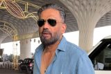Suniel Shetty’s denim fit for the airport