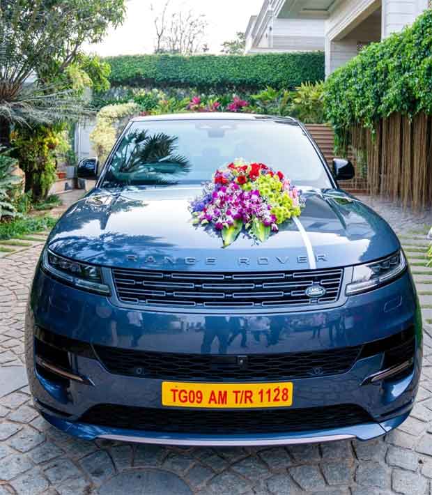 चिरंजीवी ने अनिल रविपुडी को कम से कम रु. की रेंज रोवर स्पोर्ट उपहार में दी। मन शंकर वर प्रसाद गारू की बॉक्स ऑफिस सफलता के बाद 1.40 करोड़