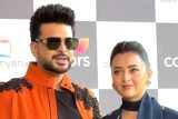 Love birds pose together for media! Karan Kundrra & Tejasswi Prakash
