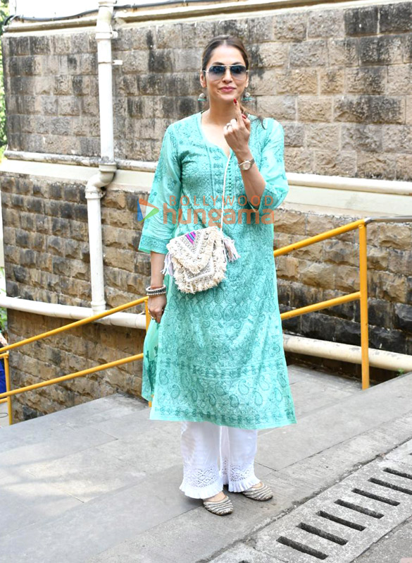 photos aamir khan john abraham suniel shetty junaid khan and others snapped outside voting booth in bandra 1