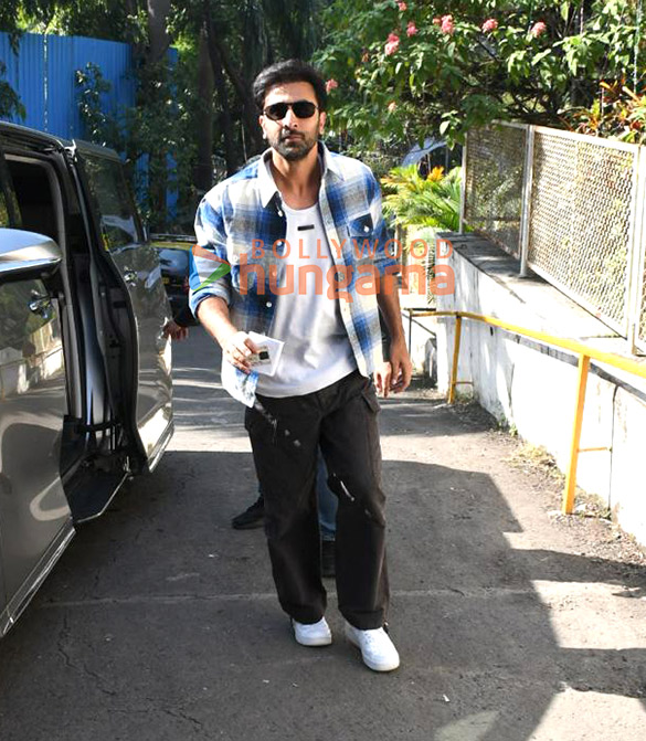 photos aamir khan john abraham suniel shetty junaid khan and others snapped outside voting booth in bandra 15126 3