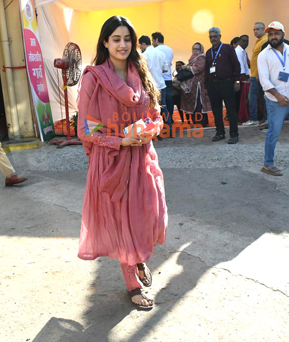 photos ranbir kapoor aamir khan john abraham suniel shetty junaid khan and others snapped outside voting booth in bandra 5333 1