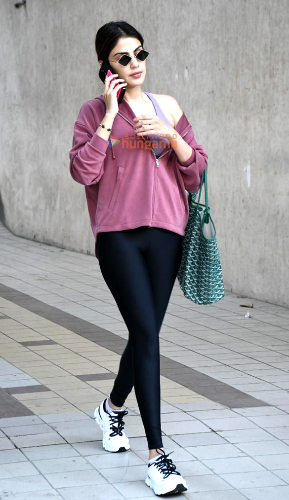 photos rhea chakraborty spotted outside a gym in bandra 5