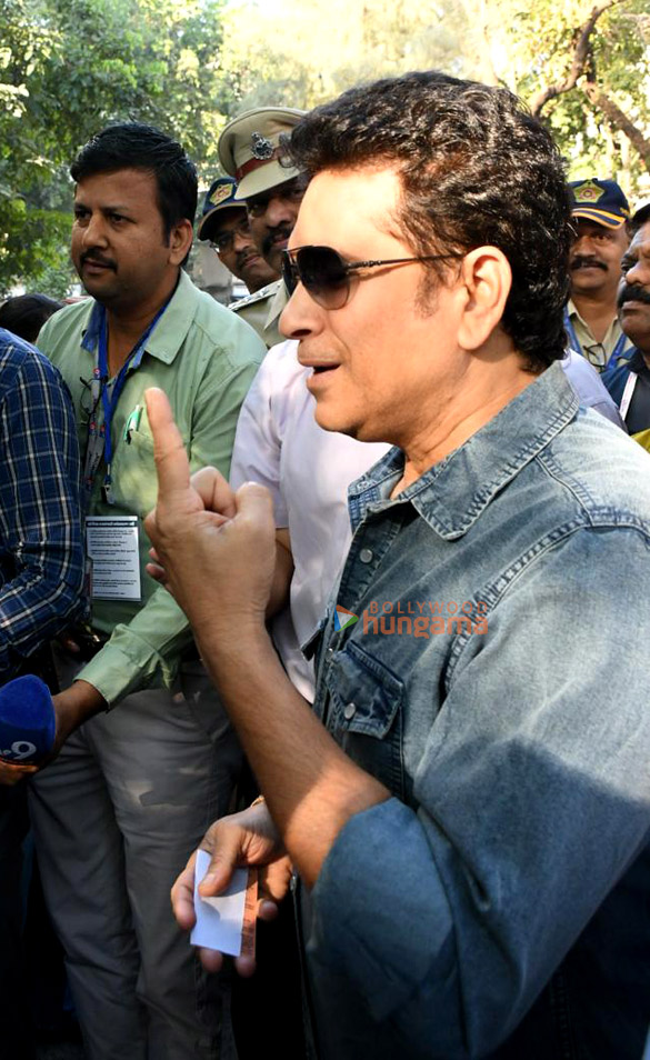 photos sachin tendulkar snapped outside voting booth in bandra 4