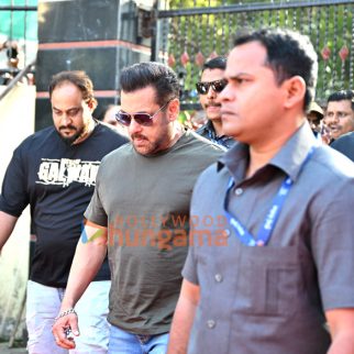 Photos: Salman Khan, Ranbir Kapoor, Aamir Khan, Janhvi Kapoor, John Abraham, Shraddha Kapoor, Suniel Shetty, Junaid Khan and others snapped outside voting booth in Bandra