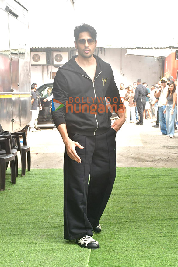 photos sidharth malhotra and kiara advani snapped in juhu 1