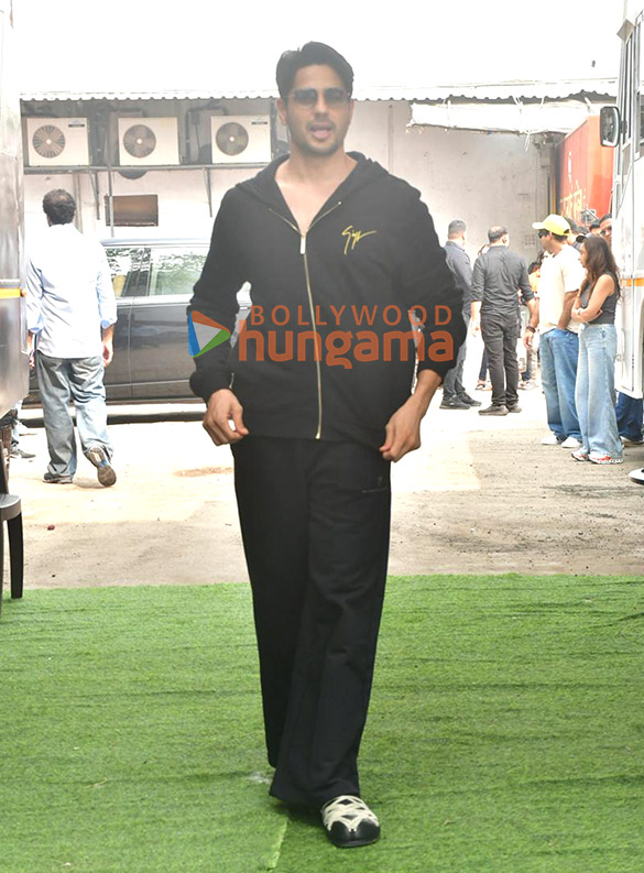 photos sidharth malhotra and kiara advani snapped in juhu 3