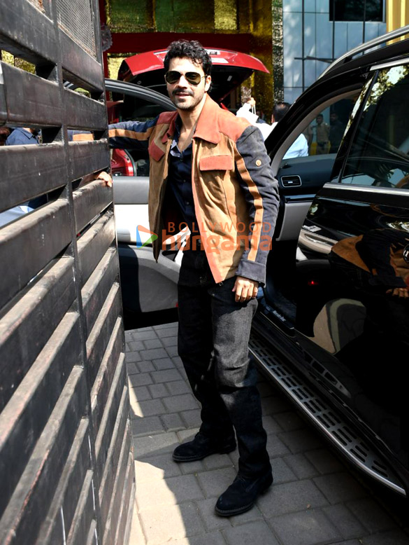 photos sunny deol varun dhawan ahan shetty and the team of border 2 snapped at kalina airport 2