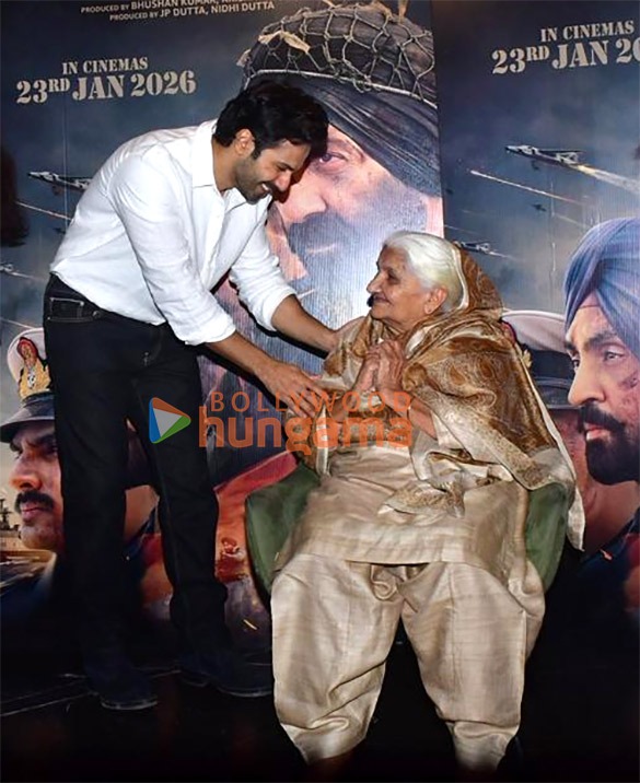 photos varun dhawan and others snapped with the hoshiyar singh family 4