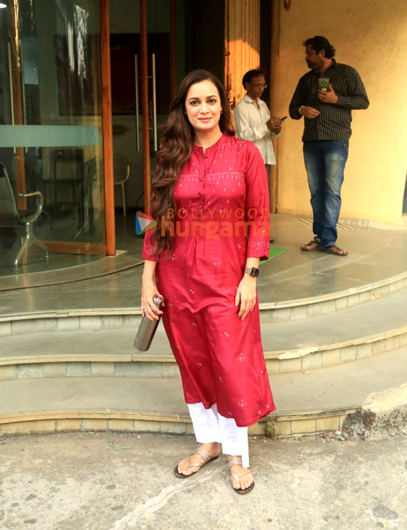 dia mirza snapped in bandra4