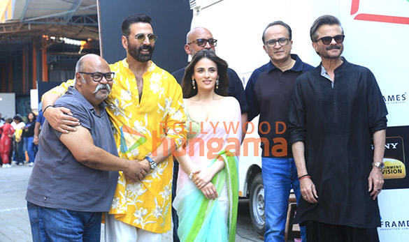 photos akshay kumar anil kapoor radhika madan and saurabh shukla snapped on the sets of wheel of fortune 5