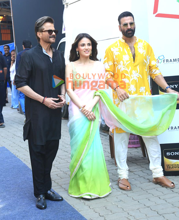 photos akshay kumar anil kapoor radhikka madan saurabh shukla and others snapped on the sets of wheel of fortune 4