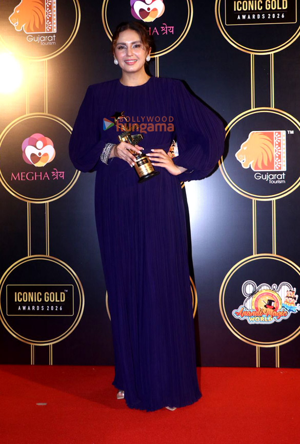 photos alaya f rakul preet singh ishaan khatter sahher bambba manoj bajpayee mona singh and others grace the iconic gold awards 2026 7