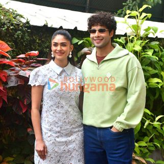 Photos: Mrunal Thakur and Siddhant Chaturvedi snapped promoting Do Deewane Seher Mein