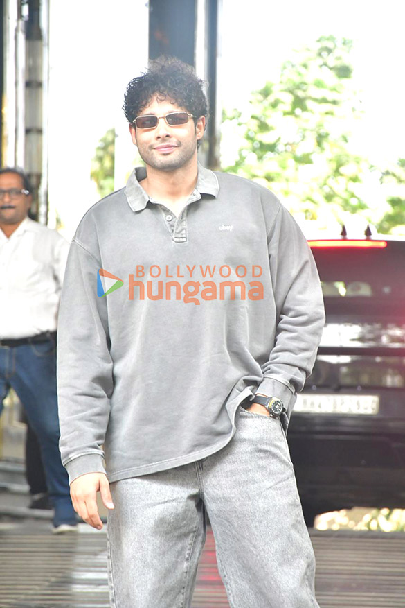 photos mrunal thakur and siddhanth chaturvedi snapped in andheri 2