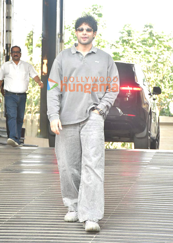photos mrunal thakur and siddhanth chaturvedi snapped in andheri 6