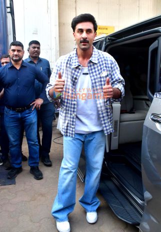 Photos: Ranbir Kapoor snapped in Juhu