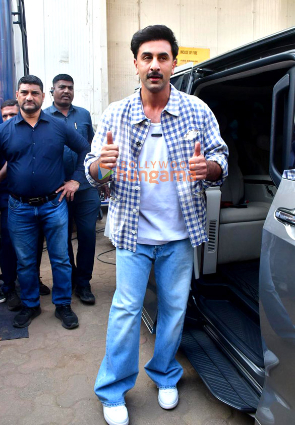 Photos: Ranbir Kapoor snapped in Juhu