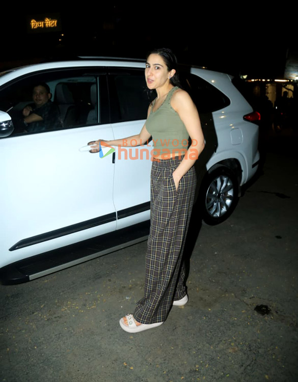photos sara ali khan snapped outside a salon in juhu 5