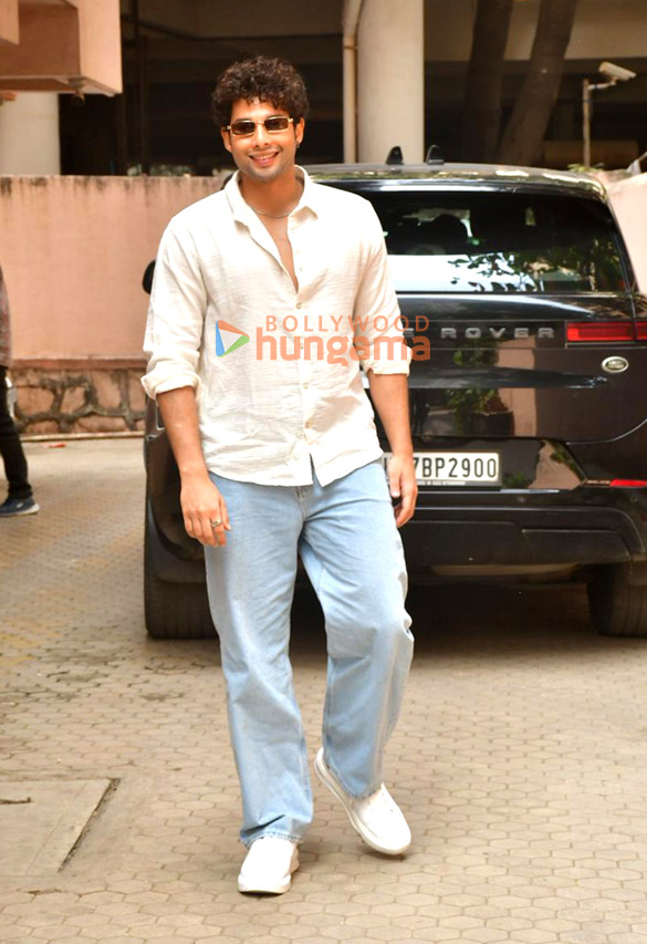 photos siddhant chaturvedi and mrunal thakur snapped during do deewane seher mein promotions 6